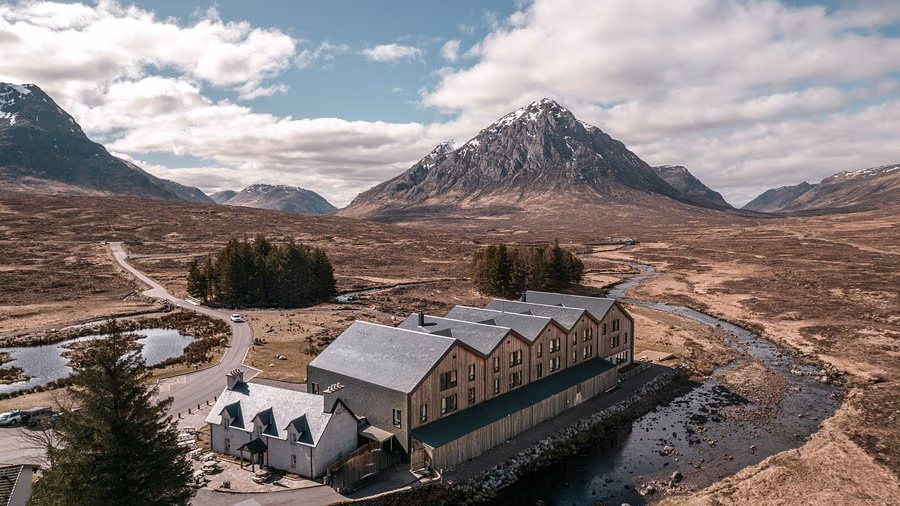 The Kingshouse standing alone at the head of Glen Coe with Buachaille Etive Mòr behind it and the moor all around