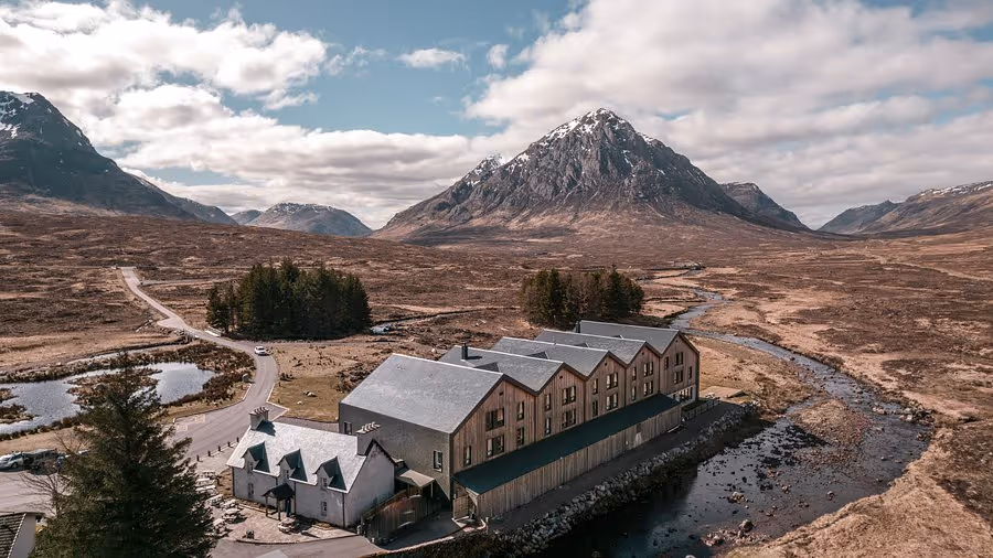 The Kingshouse standing alone at the head of Glen Coe with Buachaille Etive Mòr behind it and the moor all around